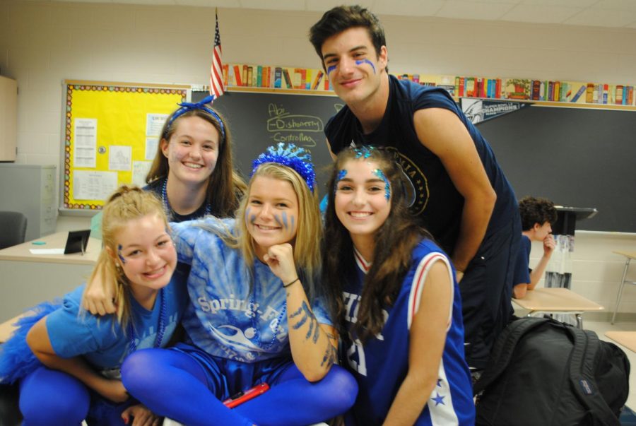 Juniors+Lauren+Ruffo+%28from+left%29%2C+Rachel+Rutkowski%2C+Meredith+Ruckelshaus%2C+Paige+Rothenberger%2C+and+Nick+Salvo+pose+for+a+photo+prior+to+the+Pep+Rally.